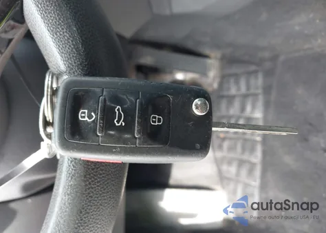 2015 Volkswagen Jetta 1.8T Se z USA, uszkodzony, nr VIN 3VWD17AJ3FM256912